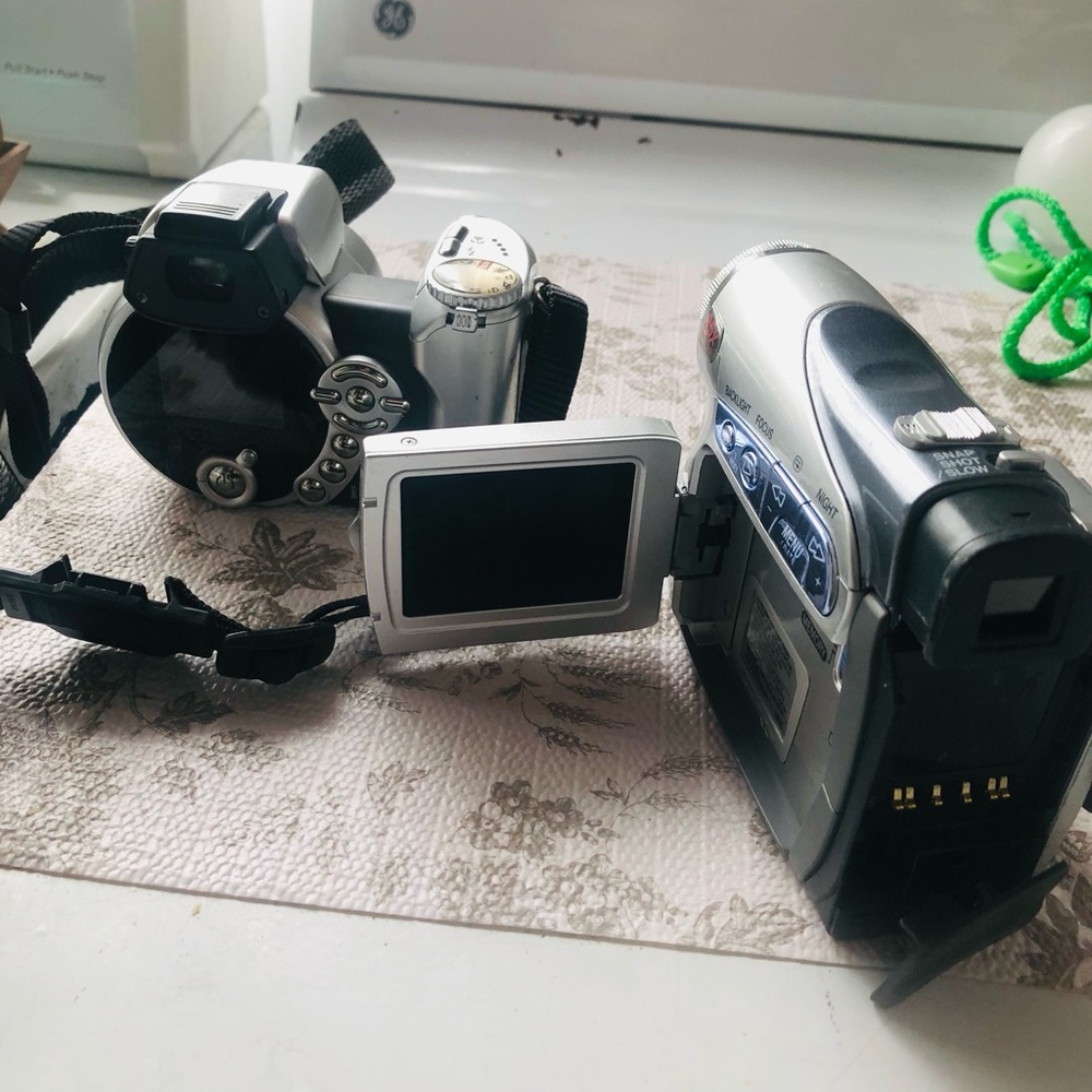 Silver Digital Camera - Compact Photo & Video - Picture 5 of 5